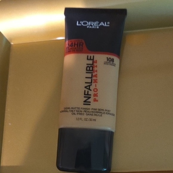 L'Oreal Other - L'Oreal Infallible Pro-Matte Foundation - Cream and Black